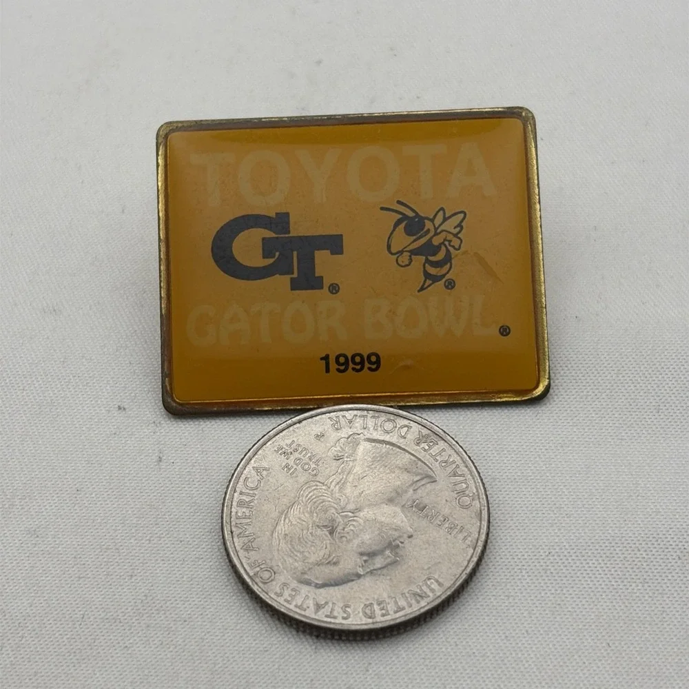 1999 Toyota Gator Bowl Georgia Tech Yellow Jackets Football Lapel Hat Pin